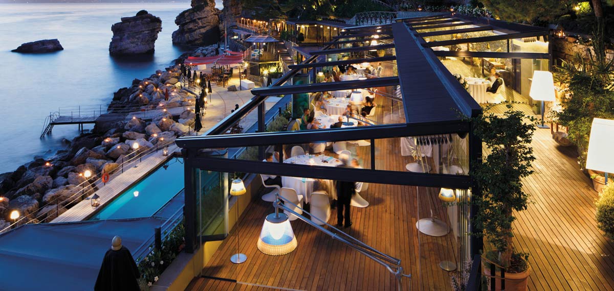pergola en bois avec toile retractable aménagement de terrasse hotel restaurant